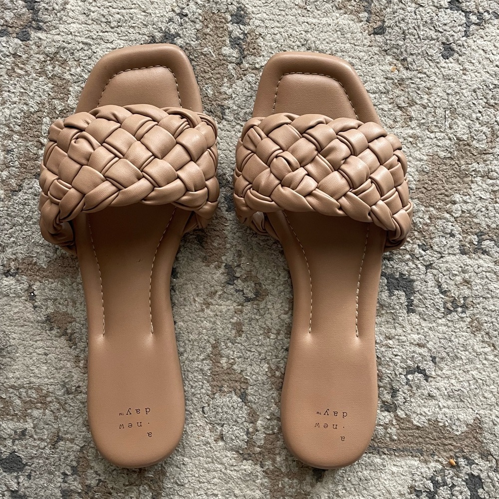 Women’s Neutral Tan Woven Flats Sandals (fits 9.5 and 10) NWOT